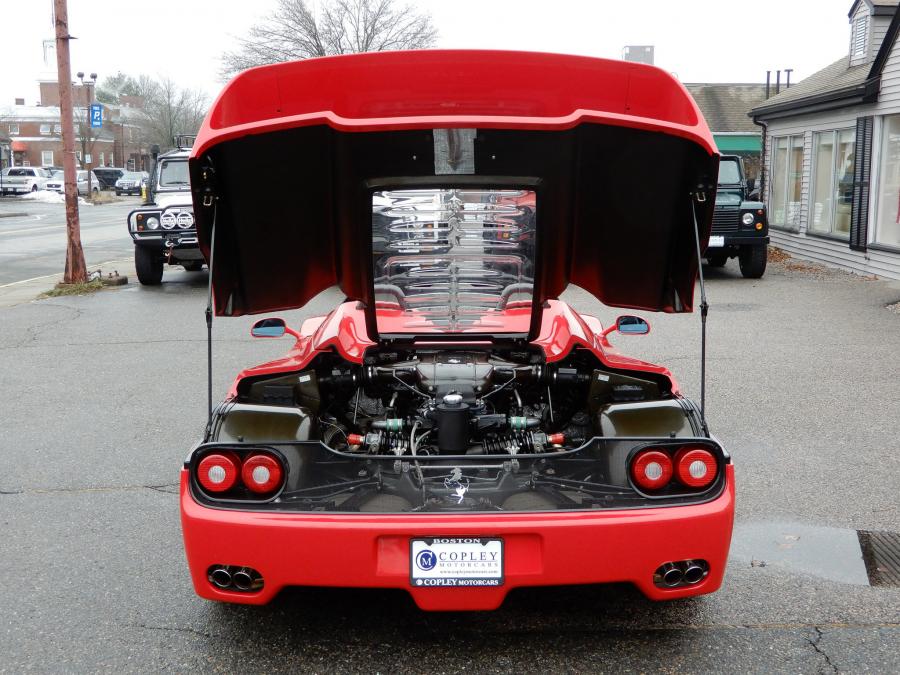 Моторный отсек Ferrari F50 1995 года  (фото 8 из 10)